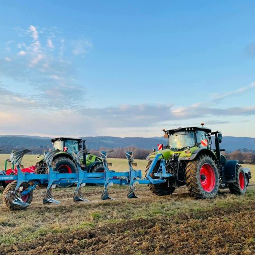 Traktory CLAAS s pluhom LEMKEN pri príprave pôdy